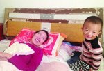 В Китае 2-летний малыш ухаживает за своей парализованной мамой