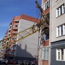 В Харькове строительный кран упал на пятерых человек