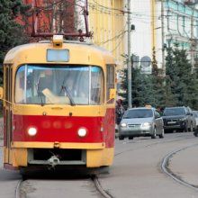 Во Владивостоке трамвай, сошедший с рельсов, отрезал ногу мужчине