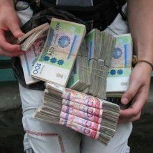 Жители Ташкента собирали деньги из попавшей в ДТП машины инкассаторов