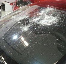 Разъяренный китаец разбил лобовое стекло Tesla стоимостью $173 600