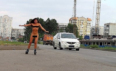 По Новокузнецку на роликах прокатилась голая девушка – ФОТО