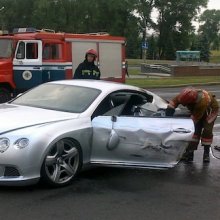 В Петербурге автомобиль Bentley разбился в ДТП