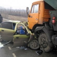 Под Новосибирском столкнулись грузовик и Nissan, пассажиры засыпаны картофелем