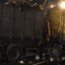 На МКАДе мусоровоз врезался в фургон