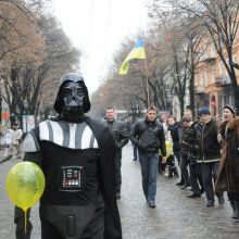 "Киношный депутат" Дарт Вейдер проехал по улицам Киева на черном автобусе накануне парламентских выборов