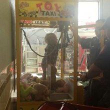 В США ребенок забрался в игровой автомат с игрушками