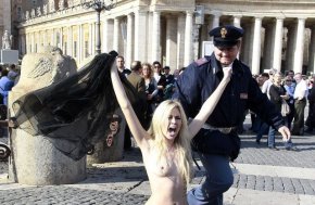 Участницы FEMEN осквернили крест в Ватикане