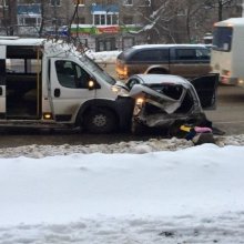 В Уфе столкнулись два легковых автомобиля и микроавтобус