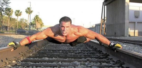 Известный тренер по фитнесу Грег Плитт попал под поезд, пытаясь его обогнать