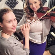 Анфиса Чехова берет уроки игры на скрипке