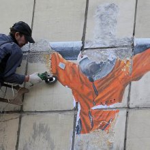 В Перми уличный художник задержан за граффити с распятым Гагариным