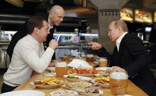 Медведев: Пиво не будут продавать в пластиковых бутылках