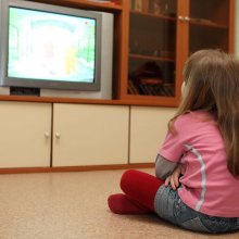 Ученые: Час просмотра телевизора в день приводит к ожирению у детей