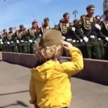 YouTube: Солдаты ответили на приветствие ребенка на репетиции парада Победы