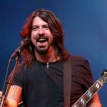Вокалист Foo Fighters закончил концерт, несмотря на перелом ноги