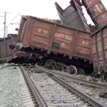 В Оренбургской области 27 вагонов грузового поезда сошли с рельс