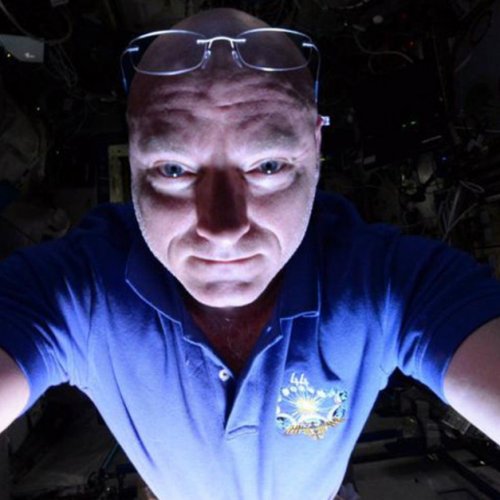 Астронавт на МКС сделал селфи со свечением Земли вместо вспышки