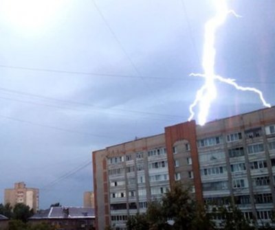В Ярославле молния ударила в жилой дом