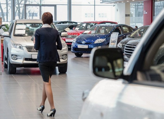 Продажи новых легковых машин в России упали в июне почти на 30%