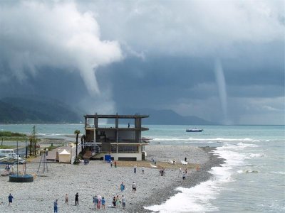 В Сочи туристы сняли на видео гигантский смерч у пляжа