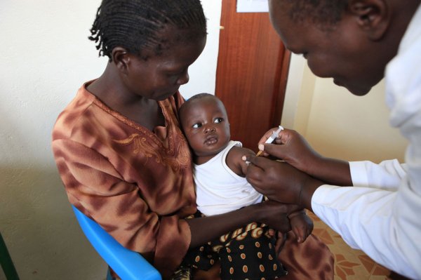 В Европе одобрена первая в мире вакцина от малярии
