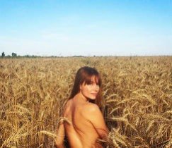 37-летняя Любовь Толкалина сфотографировалась обнаженной в поле