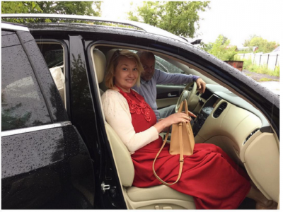 Алена Водонаева подарила маме на день рождения новенький Lexus