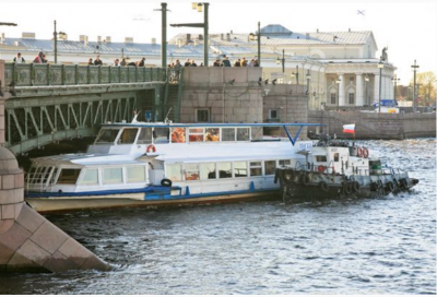 В Петербурге речной теплоход столкнулся с буксиром