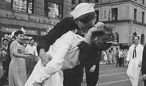 В Нью-Йорке сотни пар повторили поцелуй моряка и медсестры в годовщину победы над Японией
