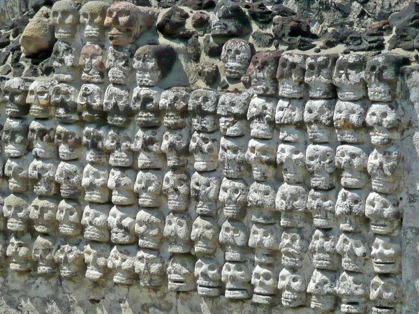 Жуткую стену из человеческих черепов нашли в центре Мехико