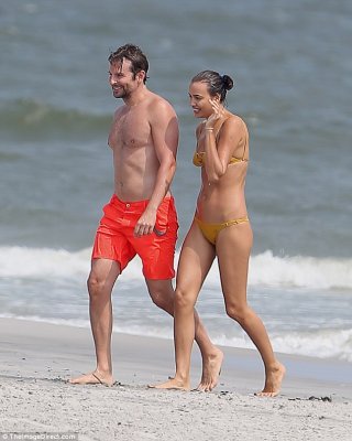 Ирина Шейк и Брэдли Купер вместе отдыхали на пляже в Нью-Джерси