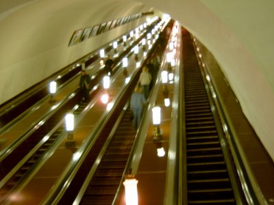 В московском метро пассажир столкнул с эскалатора пожилую женщину