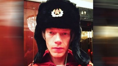 Вонючка из сериала «Игра престолов» прошелся по Москве в шапке-ушанке