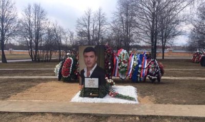 Дочь Бориса Немцова установила памятник на могиле отца на Троекуровском кладбище