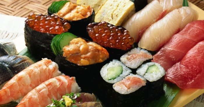 Роспотребнадзор не советует есть роллы и суши из сырой рыбы