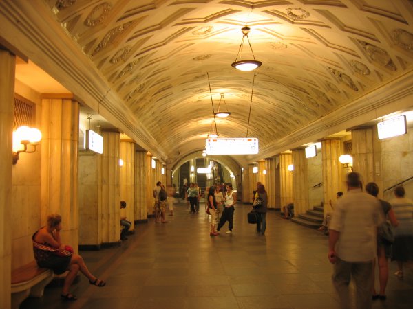 В Москве на станции метро «Театральная» обнаружен подозрительный предмет