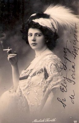 Историки выяснили, как выглядели женщины с сигаретой 100 лет назад