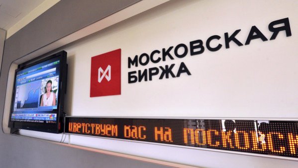 ММВБ: Рубль возобновил падение на открытии торгов
