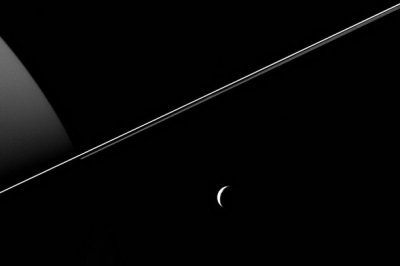 Cassini сделал качественные снимки Тэфии в виде полумесяца