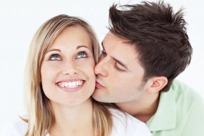 Чем больше мужчина целует женщину, тем больше он зарабатывает – ученые