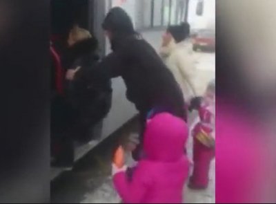 Во Владивостоке пассажир автобуса избил беременную с детьми