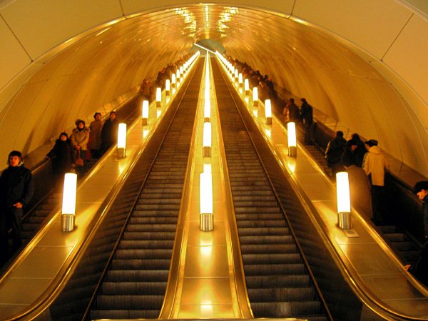 В Москве женщина упала с эскалатора в метро и погибла
