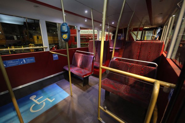 В Лондоне женщина заявила в полицию на незнакомца, гладившего ее ногу в автобусе