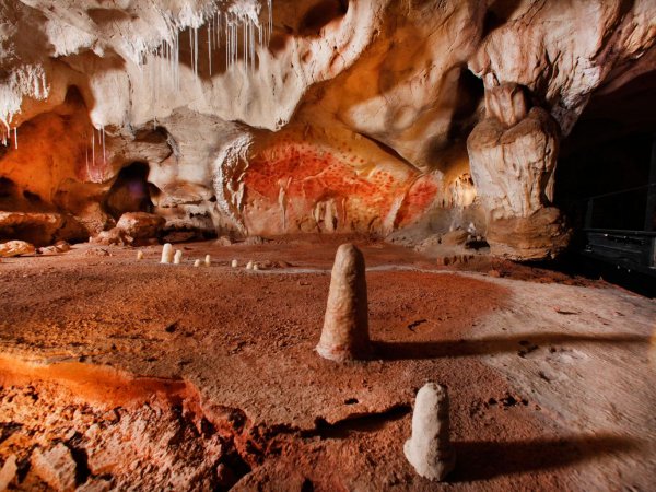 Ученые обнаружили в пещере Шове древнейшие рисунки вулканов