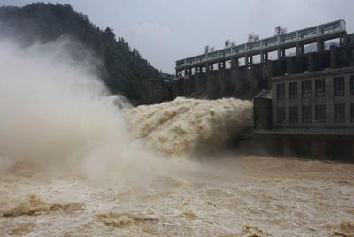 В Китае из-за прорыва дамбы началось наводнение