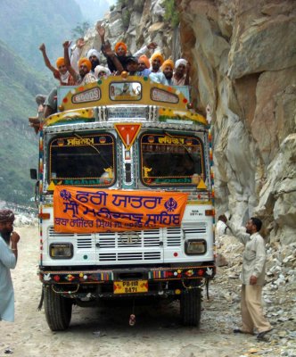 В Индии автобус упал в ущелье, погибли 11 человек