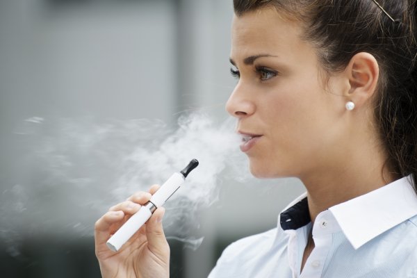 Ученые: Электронные сигареты с приятными вкусами приводят к росту числа курящих детей