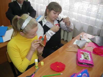 В Москве 7-летняя девочка воткнула шило в грудь однокласснику на уроке труда