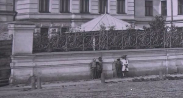В Красноярске замечена девочка-призрак на фотографиях начала XX века